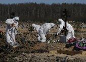 St. Petersburg (Russian Federation), 06/05/2020.- Cemetery employees wearing protective gear bury a COVID-19 victim in the special purpose section of a graveyard on the outskirts of St. Petersburg, Russia, 06 May 2020, amid the ongoing pandemic of the COVID-19 disease caused by the SARS-CoV-2 coronavirus. (Rusia, San Petersburgo) EFE/EPA/ANATOLY MALTSEV RUSSIA PANDEMIC CORONAVIRUS COVID19