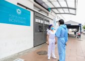 Situación. Médicos atienden en el hospital Bicentenario.