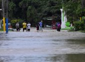 Pobladores caminan en medio de las inundaciones de varios ríos tras el paso de Eta, el 5 de noviembre de 2020.