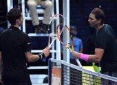 Dominic Thiem (d) recibe la felicitación de Rafael Nadal.