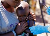 FILE PHOTO: Una niña reacciona cuando un trabajador de la salud le inyecta la vacuna contra el ébola, en Goma, República Democrática del Congo.