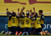 Los jugadores de la selección ecuatoriana celebran uno de los tantos ante el elenco cafetero.