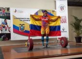 Participación. Jiménez entonó como triple campeona el himno desde las instalaciones de la Federación Deportiva de Imbabura, donde transmitió su competencia.
