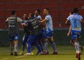 Los jugadores de Macará festejan el gol anotado por Ronald Champang