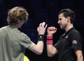 El ruso Andrey Rublev (i) se despide del austríaco Dominic Thiem, luego de su enfrentamiento en Londres.