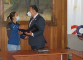 La ciclista ecuatoriana recibió de las manos del alcalde de Riobamba, Napoleón Cadena, el reconocimiento Bicentenario.