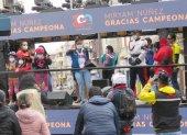 Caravana. La ciclista presidió desde una plataforma móvil las calles de Riobamba. Antes lo hizo en moto.