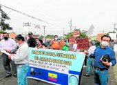 Los vecinos del cantón Durán hicieron un plantón en el exterior de la obra del Hospital de Durán.
