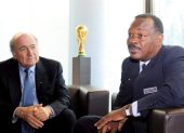 Yves Jean-Bart (d), junto a Joseph Blatter cuando ambos ocupaban cargos importantes en la FIFA.