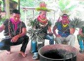 Ceremonia. Antes de preparar la medicina, los curanderos hacen un ritual con las plantas.