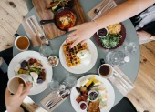 Solo con las manos limpias se deben manipular los alimentos