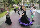 Danza. Un grupo de amigas muestran el baile español que harán en este diciembre, en su reunión privada. Unas estarán en línea.