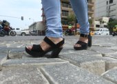 Caminar sobre adoquines con tacones, es una molestia como se ve en la avenida 9 de Octubre y Tungurahua.