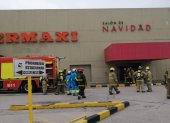 Los bomberos controlando el incendio en el centro comercial Albán Borja.