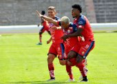 Hólger Matamoros (c) es felicitado por sus compañeros tras marcar el gol del triunfo de El Nacional.