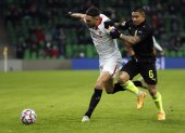 El ecuatoriano Cristian Ramirez (derecha) del Krasnodar disputa la pelota con Lucas Ocampos del Sevilla.
