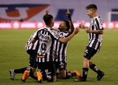 Marinho (centro) es felicitado tras anotar el segundo gol de Santos ante Liga de Quito en el estadio Rodrigo Paz Delgado.
