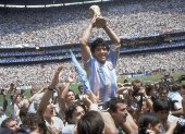 El argentino Diego Maradona en uno de los momentos cumbres de su carrera levantando el trofeo en el Mundial de México 86, gesta ecuménica donde además de marcar cinco goles, fue el cerebro de un conjunto albiceleste que celebró su segundo cetro a ese nivel.