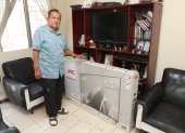 Ganador. César Jaramillo, suscriptor de Diario EXPRESO, recibe en su casa el televisor de 55 pulgadas que ganó.