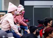 New York (United States), 26/11/2020.- Two young girls on their parents shoulders try to get a glimpse of the 94th Annual Macy"s Thanksgiving Day Parade in New York, New York, USA, 26 November 2020. Due to the COVID-19 pandemic the Manhattan parade route will be reduced to just a few blocks of giant balloons, festive floats and performers. Some of the parade will be pre taped for the television broadcast. (Estados Unidos, Nueva York) EFE/EPA/JASON SZENES