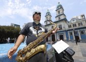 Figura. Luis Bonoso toca el saxofón en la Plaza San Francisco.