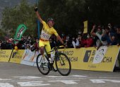 Santiago Montenegro, ciclista de 22 años, levanta su brazo en señal de triunfo, luego de cruzar la meta para coronarse como campeón de la Vuelta al Ecuador