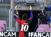 Lionel Messi festejó su gol en el Barcelona con la camiseta que usó Maradona en Newell"s Old Boys