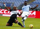Samir (izquierda) de Udinese pelea el balón con el ecuatoriano Felipe Caicedo en el partido de este domingo en el Olimpico de Roma