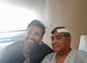 El médico, Leopoldo Luque, subió una foto con Maradona luego de su operacióin días atrás. Esto fue criticado por las hijas del 10.