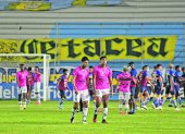 Los jugadores de lndependiente del Valle se retiran tristes después de la derrota sufrida ante Delfín en el estadio Jocay.