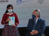 El presidente Lenín Moreno  entrega tablets a estudiantes.