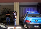 Policías llevan a cabo un operativo ante el consultorio de Agustina Cosachov, la psiquiatra de Diego Armando Maradona, hoy, en Buenos Aires (Argentina).