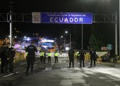 Agentes de la policía ecuatoriana en el puente de Rumichaca, en la frontera con Colombia.