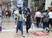 Estrategia. Desde que abre el Mall del Sol se ve a las personas haciendo las compras navideñas. El centro comercial dijo que no ha tenido horas pico, por la organización de las tiendas y los clientes.
