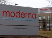 Norwood (United States), 25/02/2020.- (FILE) - Signs at the main entrance for the biotech firm Moderna, are seen outside the company"s Norwood facilities in Norwood, Massachusetts, USA 25 February 2020 (reissued 30 November 2020). US Biotech firm Moderna Inc.is filing for US regulatory approval of its coronavirus vaccine so that it can be recommended for widespread use, the company announced 30 November 2020. (Estados Unidos) EFE/EPA/CJ GUNTHER