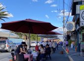 Comensales disfrutan de la gastronomía en mesas al aire libre