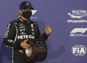 El finlandés Bottas festeja tras dominar la calificación al cubrir los 3.543 metros de la reducida pista en 53 segundos y 377 milésimas.