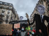 manifestantes levantan efigies del presidente francés Emmanuel Macron (der.), el Ministro del Interior Gerald Darmanin (centro) y el Prefecto de París Didier Lallement (izq.).