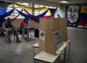 Electores asisten a un puesto de votación durante la jornada de elecciones a diputados.
