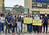 Los profesionales de la salud realizaron una protesta en los exteriores de la Universidad de Guayaquil