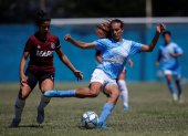 Mara Gómez, la primera futbolista transgénero que juega en la primera división argentina.