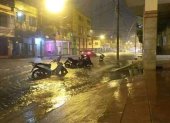Algunas calles de Babahoyo se convirtieron en ríos tras la primera lluvia fuerte de diciembre de2020.