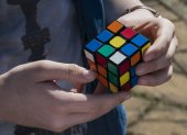 Niño juega con el cubo de Rubik
