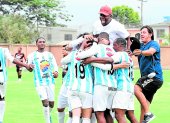 Los integrantes del Santos festejan el tanto anotado por Parrales y que puso al equipo en la siguiente ronda del torneo.