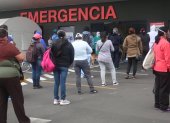 Una fila fuera de una farmacia en Quito en busca de medicamentos.