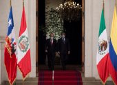 El presidente de Chile, Sebastián Piñera (i), llega hoy junto a su homólogo colombiano, Iván Duque (d), a una rueda de prensa con motivo de la XV Cumbre de la Alianza del Pacífico, en el Palacio de La Moneda en Santiago (Chile).