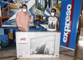 Ganador. El gerente de Mercadeo de EXPRESO, Iván Varela, durante la entrega del televisor a Isaías Manzo.