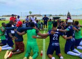 Los jugadores del Guayaquil Sport se reunieron en el centro de la cancha para orar y agradecer por el ascenso