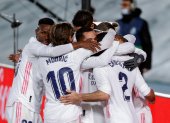 Los jugadores de Real Madrid festeja el segundo gol en el derbi de la capital española