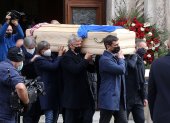 El féretro de Paolo Rossi llevado por familiares y allegados.
